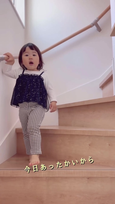 階段を下りる女の子