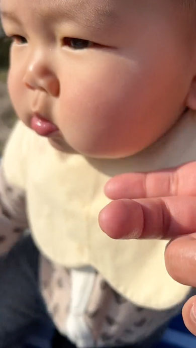 赤ちゃんのほっぺをスロー撮影してみた