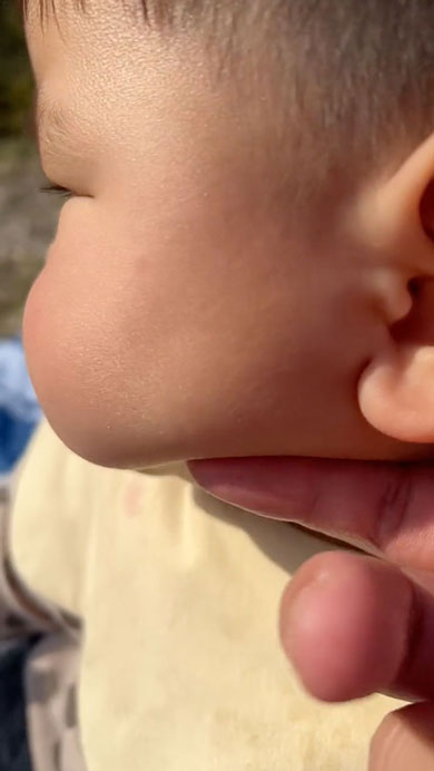 赤ちゃんのほっぺをスロー撮影してみた