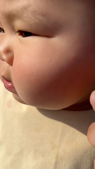 赤ちゃんのほっぺをスロー撮影してみた