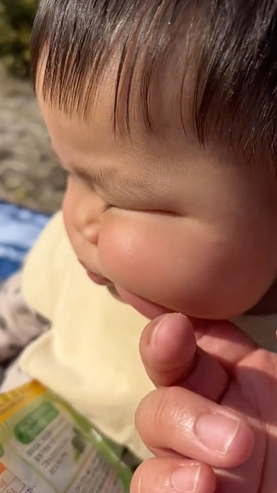 赤ちゃんのほっぺをスロー撮影してみた