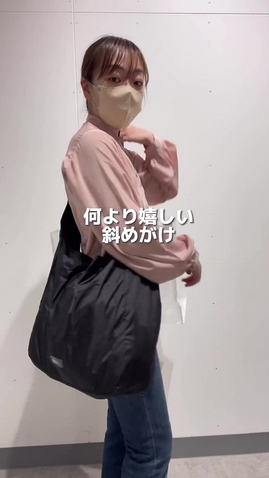 3COINSのワンショルエコバッグは斜め掛けできるので両手が空く