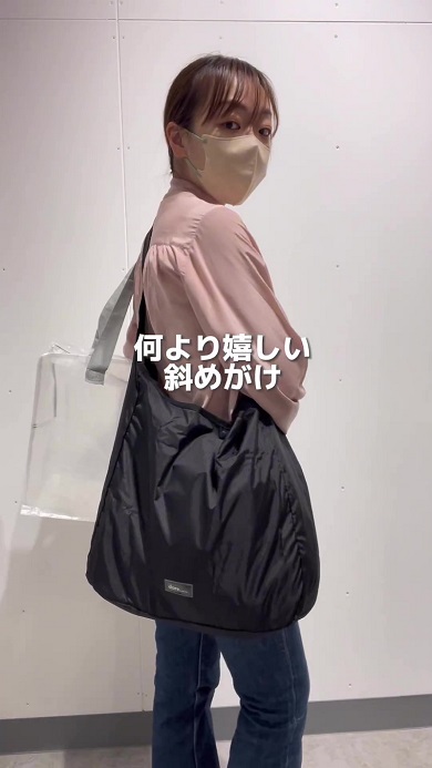 3COINSのワンショルエコバッグは斜め掛けできるので両手が空く