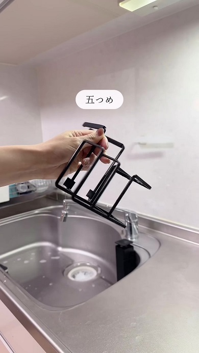 スポンジやブラシを収納するラックをコンパクトな物に変更