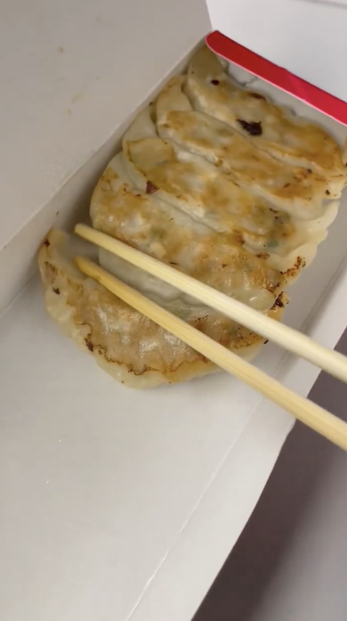 ギョーザをはがそうとする