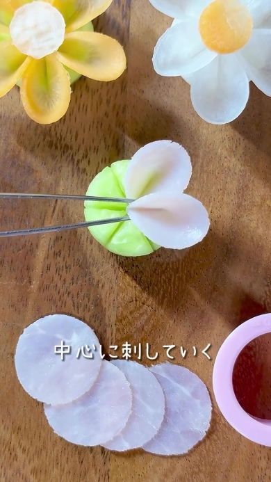 ハムをきゅうりに刺す画像