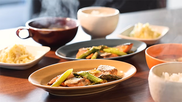 鮭とアスパラのガーリックバター炒め