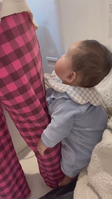 ママにくっついている赤ちゃん