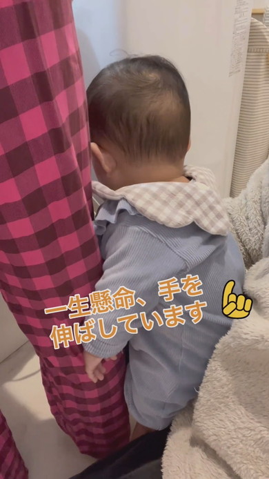 ママにくっついている赤ちゃん