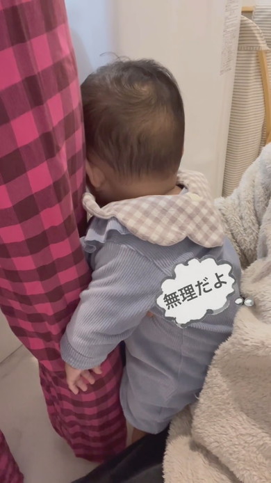 ママにくっついている赤ちゃん