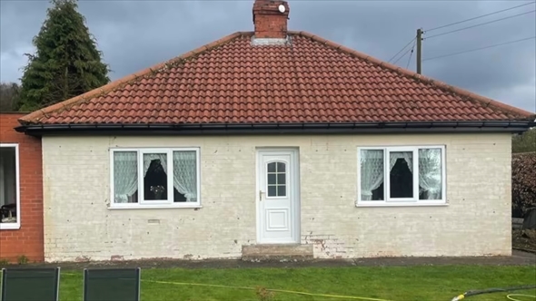 高圧洗浄＆サンドブラストでれんが造りの家を洗浄するビフォーアフター