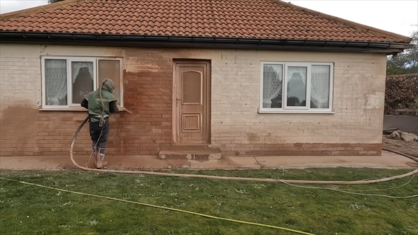 高圧洗浄＆サンドブラストでれんが造りの家を洗浄するビフォーアフター