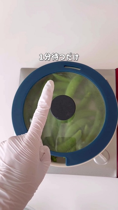 フライパンに塩と水、ヘタと筋が付いたスナップエンドウを入れて加熱
