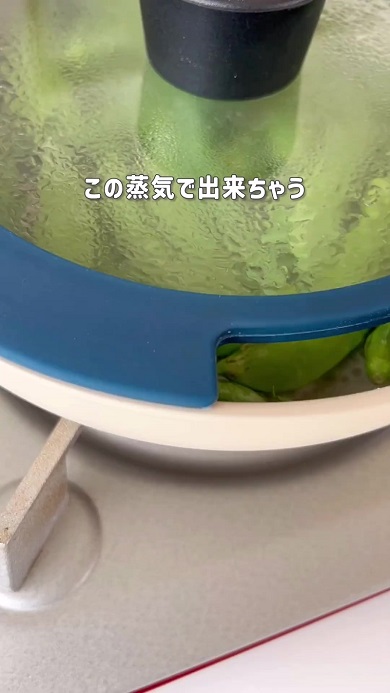 フライパンに塩と水、ヘタと筋が付いたスナップエンドウを入れて加熱