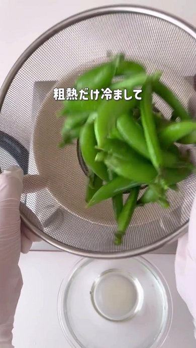 ざるに移してスナップエンドウを冷却