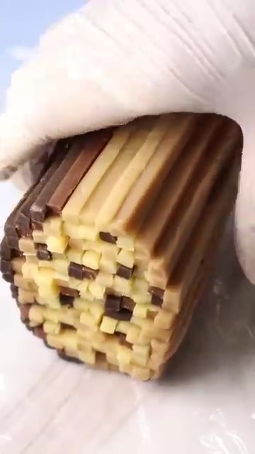 クッキー生地をラップで包む画像