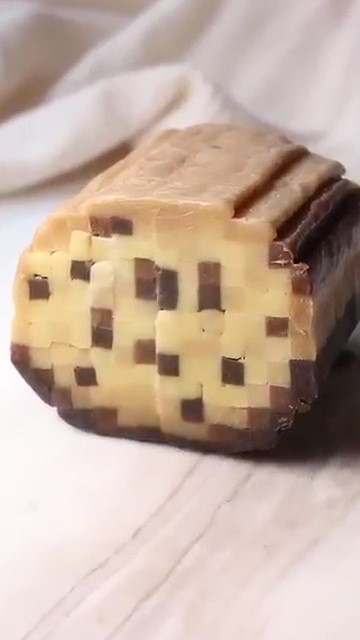 クッキー生地を輪切りにする画像