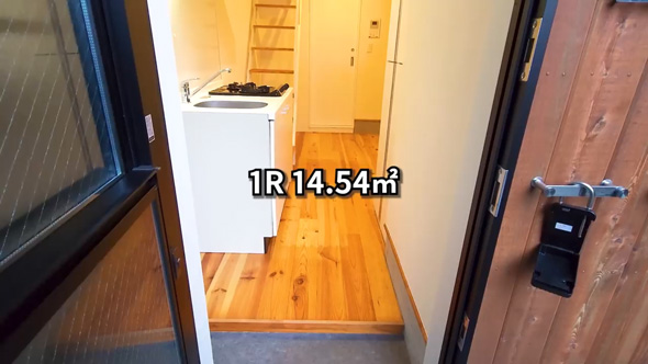 ユニーク 物件 部屋 狭小 無垢床 玄関に階段 広々空間 東京