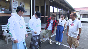 テレ東オリジナルグッズのパーカーをプレゼントする3人