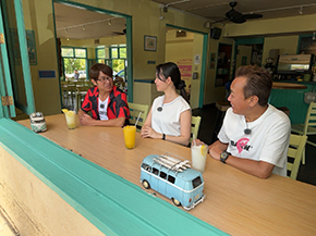 語り合うさまぁ〜ずの2人と田中瞳アナウンサー