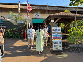 ロケ地に向かうさまぁ〜ずの2人と田中瞳アナウンサー