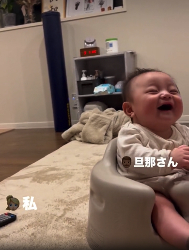 パパに満面の笑顔を向ける赤ちゃん