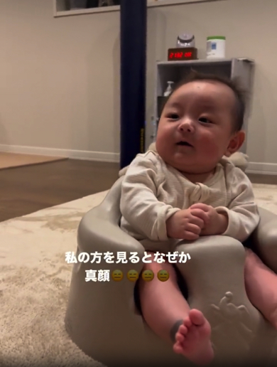 ママを見た瞬間真顔になる赤ちゃん