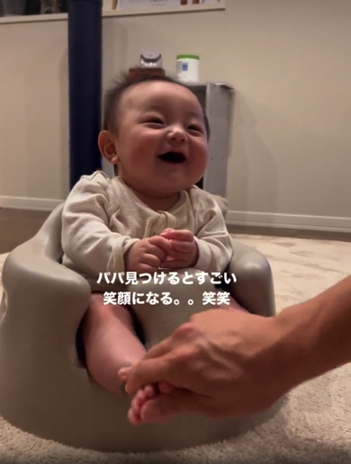 パパを発見し再び笑顔になる赤ちゃん