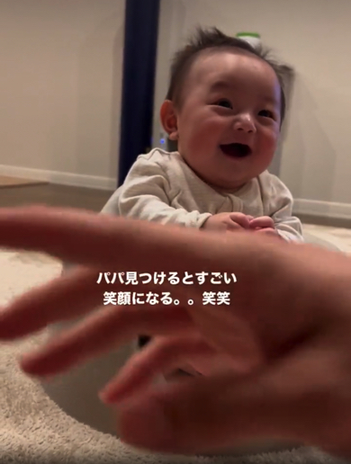 目線をママへ誘導してみるパパ