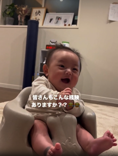 パパにとびっきりの笑顔をおくっています