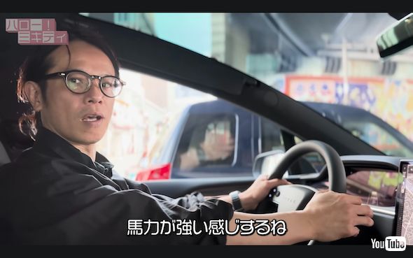 テスラ「モデルX」を運転する庄司智春