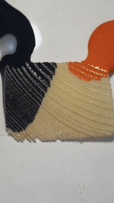 朱と黒の塗料を木に染み込ませる