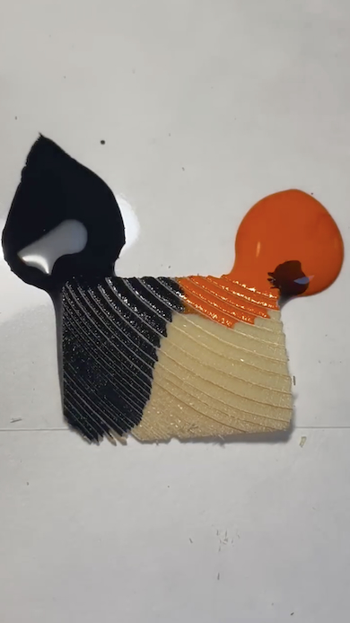 朱と黒の塗料を木に染み込ませる