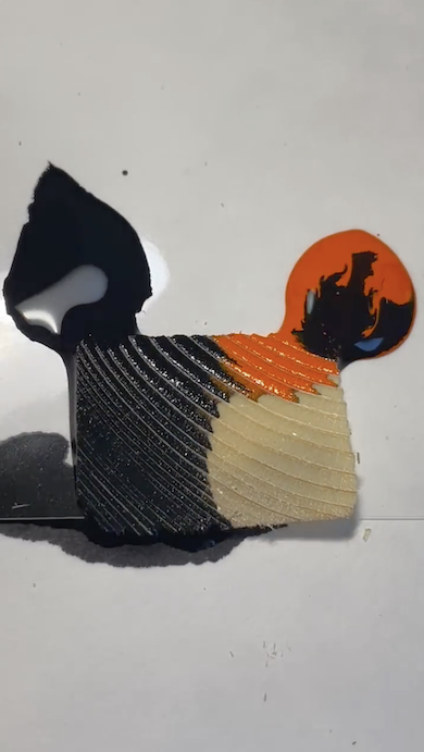 朱と黒の塗料を木に染み込ませる