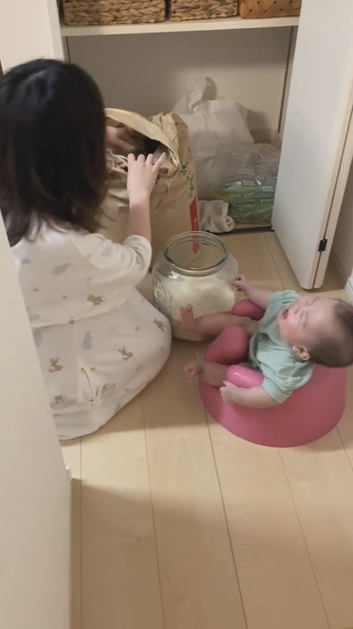 お米の移し替えで爆笑する赤ちゃん