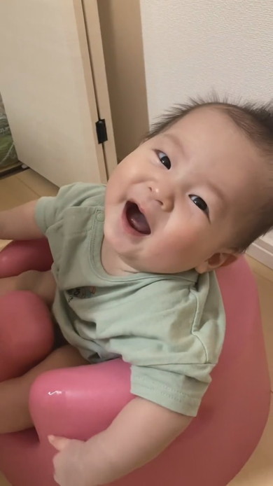 お米の移し替えで爆笑する赤ちゃん