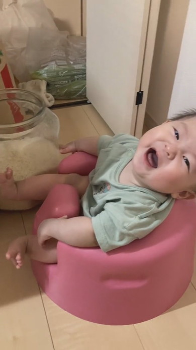 お米の移し替えで爆笑する赤ちゃん