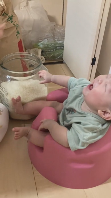 お米の移し替えで爆笑する赤ちゃん