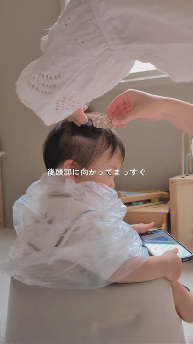 1歳の男の子をママがサマーカットに