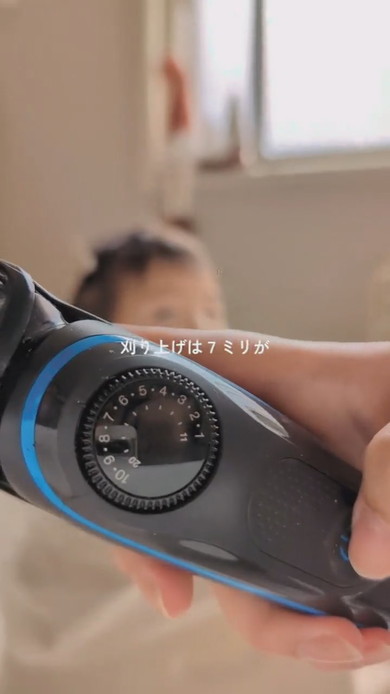 1歳の男の子をママがサマーカットに