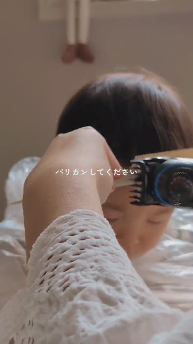 1歳の男の子をママがサマーカットに