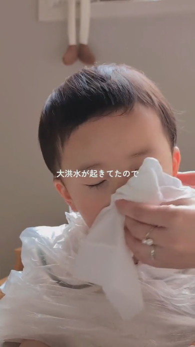 1歳の男の子をママがサマーカットに