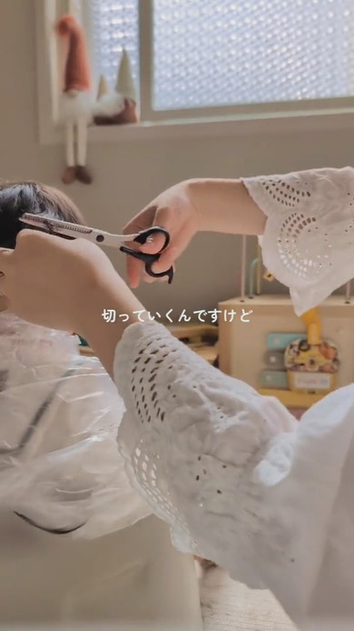 1歳の男の子をママがサマーカットに