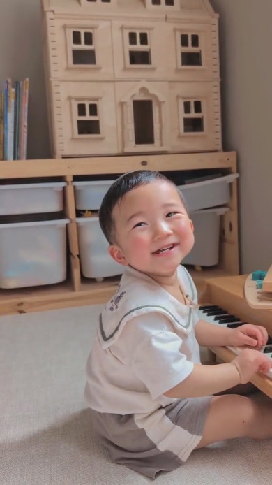 1歳の男の子をママがサマーカットに