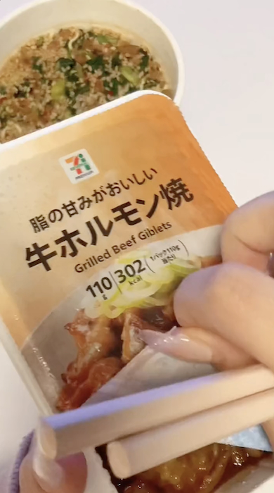 担々麺にホルモン焼