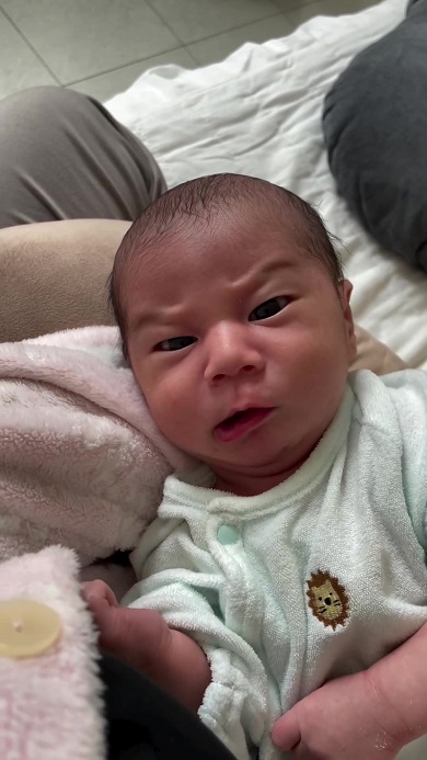 自分が出したガスの音にびっくりした、顔が俳優の柳葉敏郎に似ている赤ちゃん