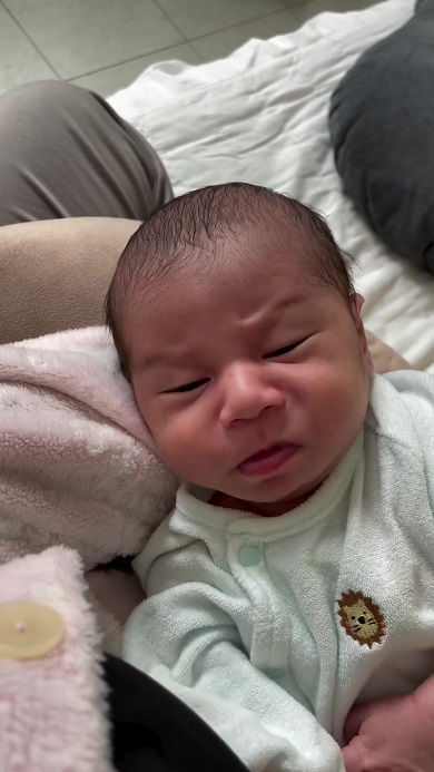 自分が出したガスの音にびっくりした、顔が俳優の柳葉敏郎に似ている赤ちゃん