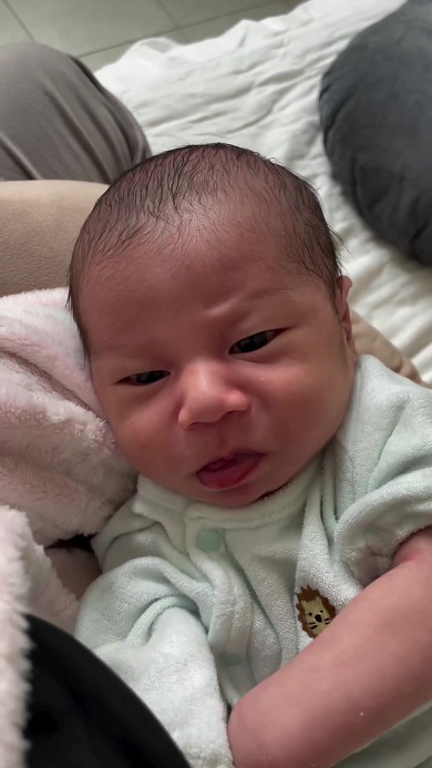 自分が出したガスの音にびっくりした、顔が俳優の柳葉敏郎に似ている赤ちゃん