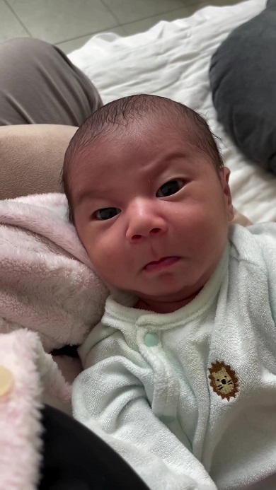 自分が出したガスの音にびっくりした、顔が俳優の柳葉敏郎に似ている赤ちゃん