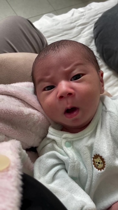 自分が出したガスの音にびっくりした、顔が俳優の柳葉敏郎に似ている赤ちゃん